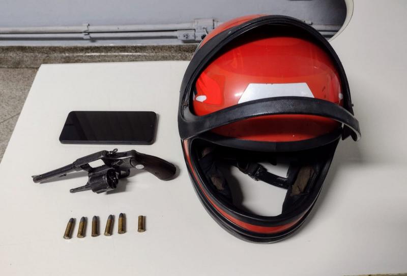 Policiais apreenderam revólver calibre 32 e localizaram capacete usado no crime