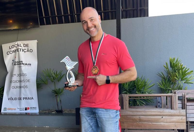 Juliano Scatolon, chefe da Delegação de Prudente, com o troféu de 3º lugar na classificação geral 