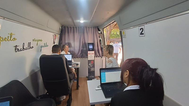 Atendimentos são feitos dentro de veículos da Secretaria da Justiça e Cidadania