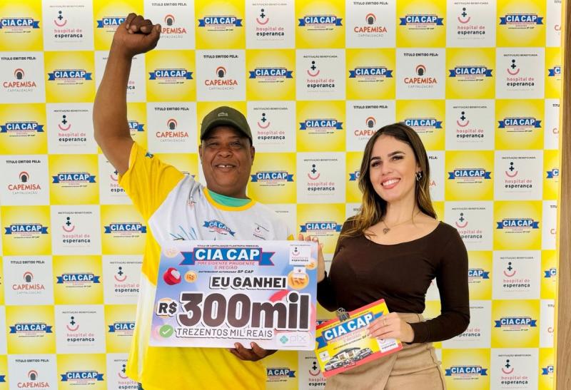 Tati Piovanni, a repórter CiaCap, entregou o prêmio para Reginaldo Rocha da Silva