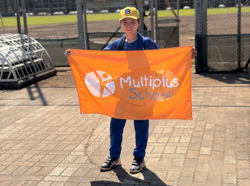 Miguel Tanaka, vice-campeão mundial sub-12 de beisebol, desfraldou a bandeira de sua escola, Multiplus School, em pleno Japão