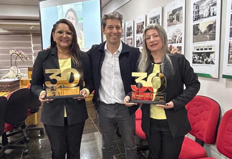 Presidente da Acipp, Raul Audi, e as homenageadas, Vanderléia e Maria Eugênia