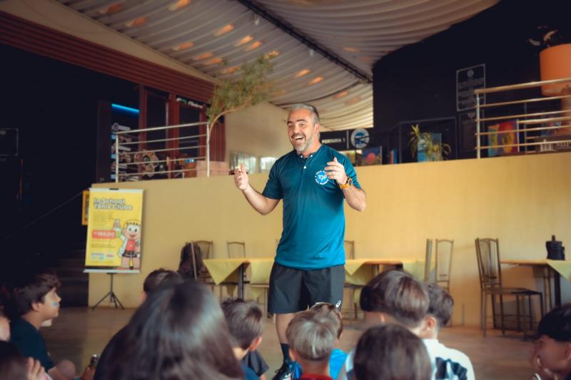 Sergio Moura deu a boa notícia às crianças da Colônia de Férias