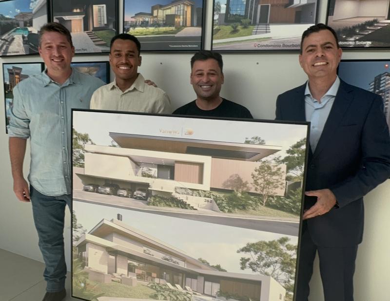 Diego e Guilherme, da Daus Empreendimentos, Juninho Cavalcante e Bruno Prado, com o quadro da maior casa vendida pela Prado Imóveis, número 1 do seu mural