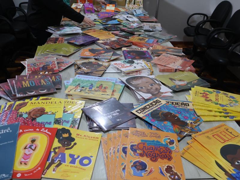 Acervo literário traz livros que valorizam representatividade e respeito às diferenças culturais