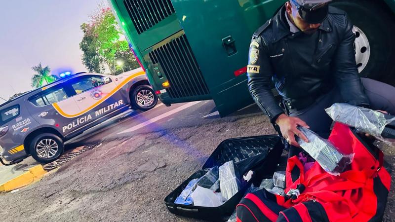 Nas bagagens do menor, Polícia Rodoviária localizou 10 pacotes de skunk e 30 tabletes de maconha