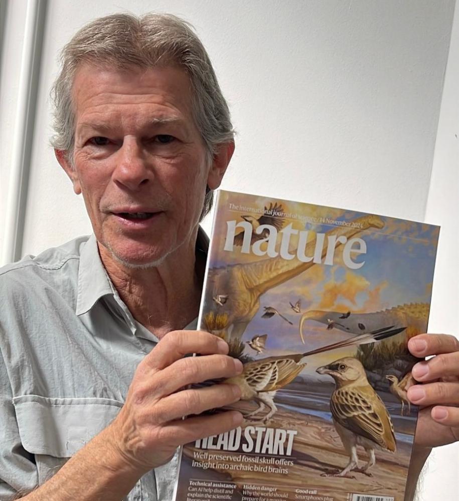 Nava celebra uma das maiores conquistas de sua carreira: um artigo de seis páginas na revista científica Nature