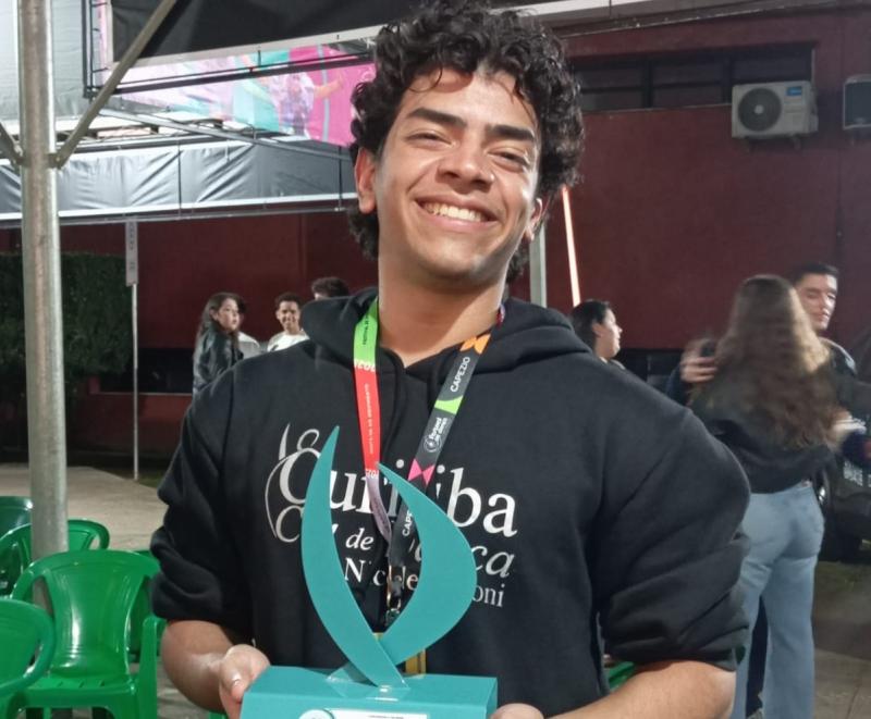 Filipe Bueno e o troféu conquistado no maior festival de dança do mundo