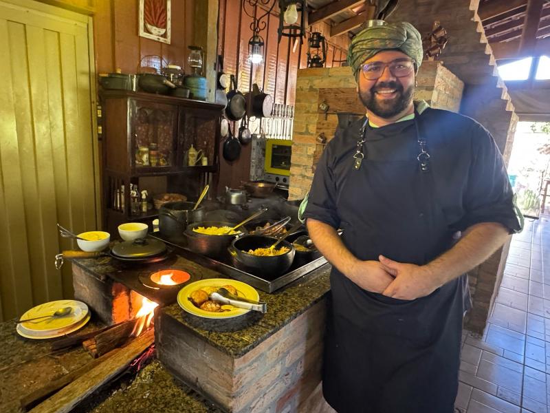 Chef Vinicius Sanches e o fogão de lenha do Recanto Rural