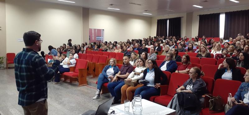 Divisão Municipal de Educação promove palestra para gestores e docentes