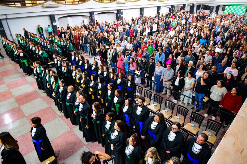Familiares e amigos acompanharam colação de 89 alunos no primeiro dia 