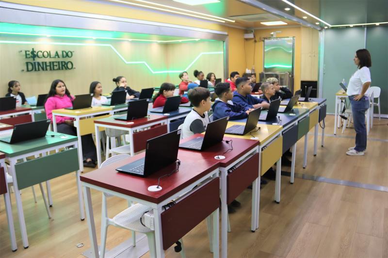 Aulas são interativas e cada aluno tem acesso a um notebook individual