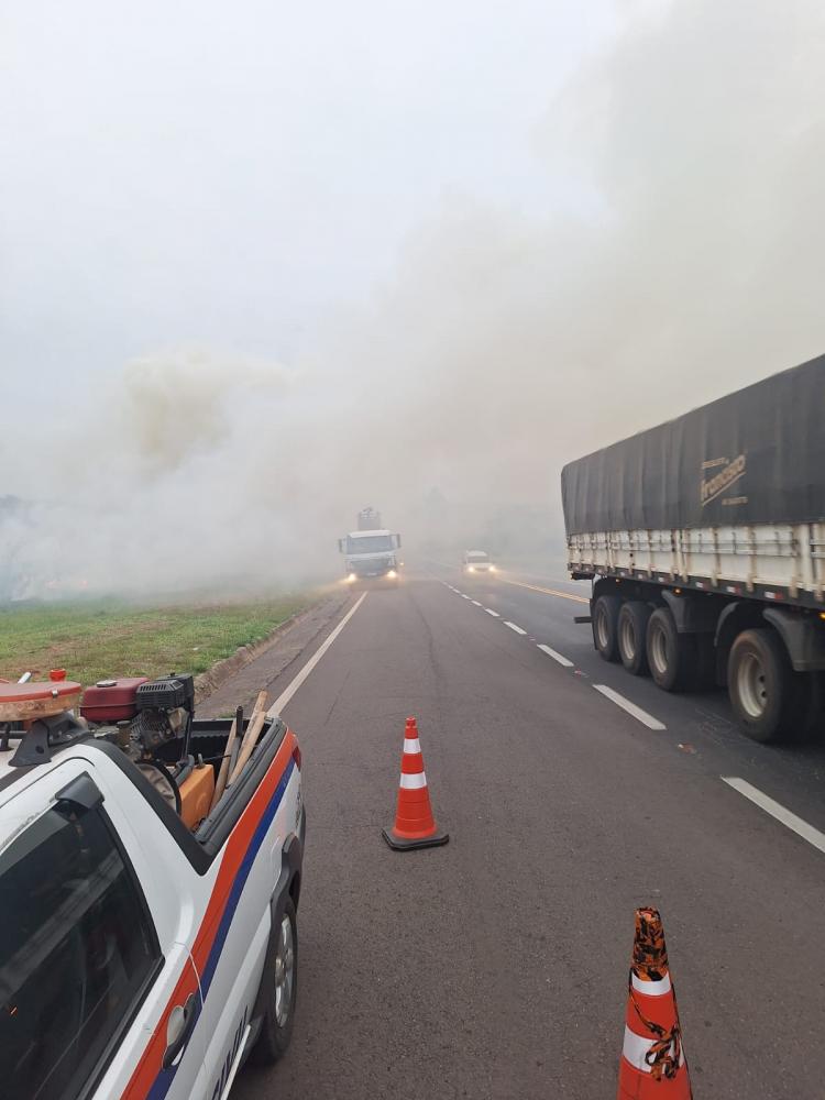 Chamas foram contidas, garantindo segurança dos motoristas que trafegavam pela rodovia