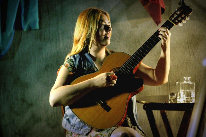 Adriana Cavalcanti, uma das cantoras prudentinas que participou do filme