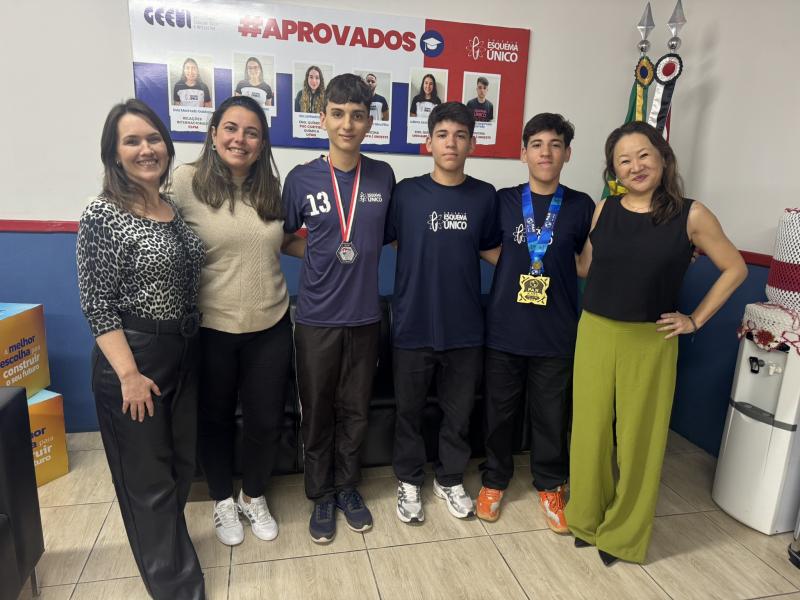 Diretoras do Colegio Poliedro rendem homenagens aos seus alunos atletas