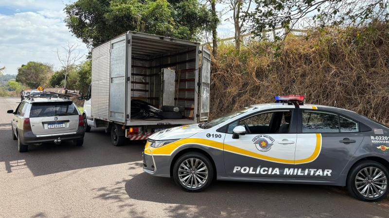 Acusados foram flagrados com material subtraído e equipamentos em dois veículos