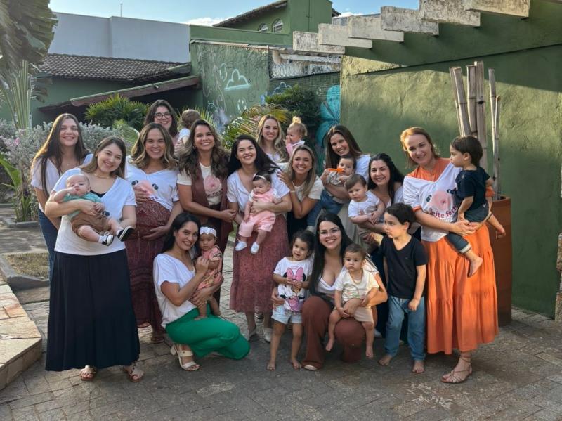 Mães da exposição "Leite Forte - Amamentar é Poder" se reuniram para um momento especial e carregado de significado no Café Marbô: o Esquenta do Mamaço