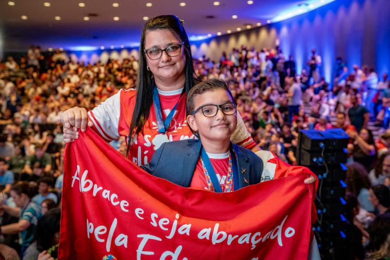 Professora Josiane e o filho com superdotação, Miguel Rosa