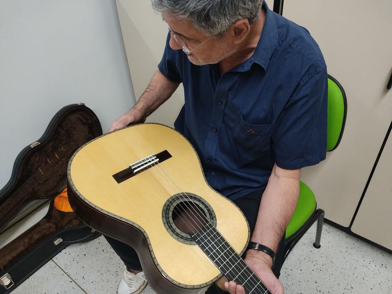 Na oficina improvisada, ele constrói instrumentos com paciência