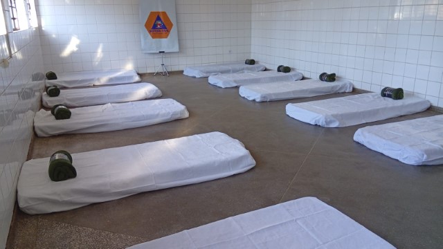 Dormitório emergencial montado nos vestiários do estádio funciona até domingo