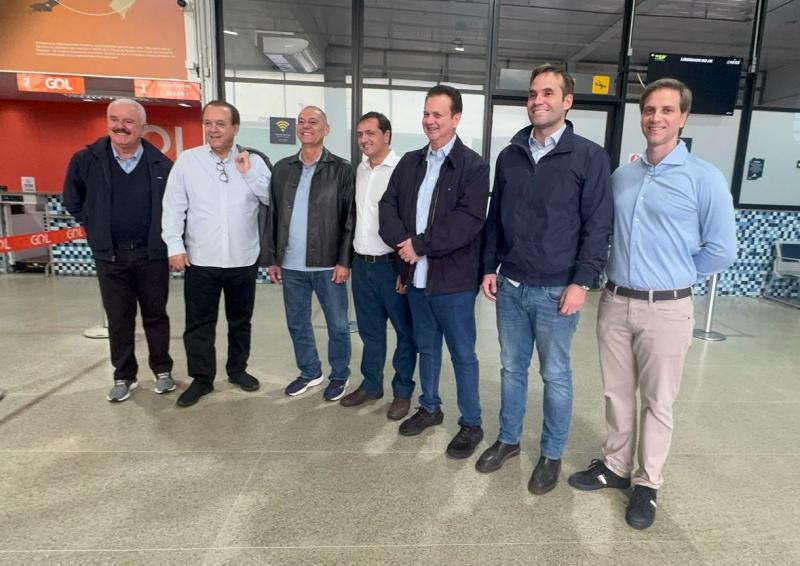Secretário estadual da Saúde, Eleuzes Paiva, e Gilberto Kassab, secretário estadual de Governo e Relações Institucionais de São Paulo, recepcionados ontem de manhã, no aeroporto de Prudente