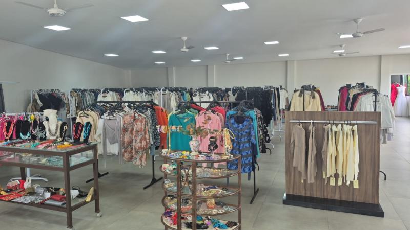 Brechó da AAPC de Prudente oferece roupas e acessórios