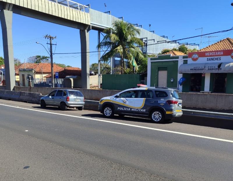 Automóvel Corsa que era usado pelo grupo criminoso foi abandonado no local do assalto