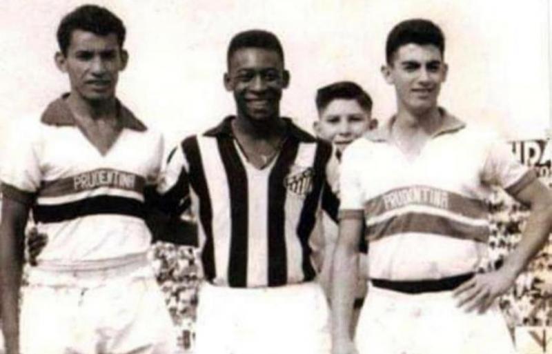 Celso Paiane e seu colega Vicente, com o Rei Pelé, no histórico jogo do Santos que empatou em 3 x 3 com a Prudentina, no estádio da Apea 