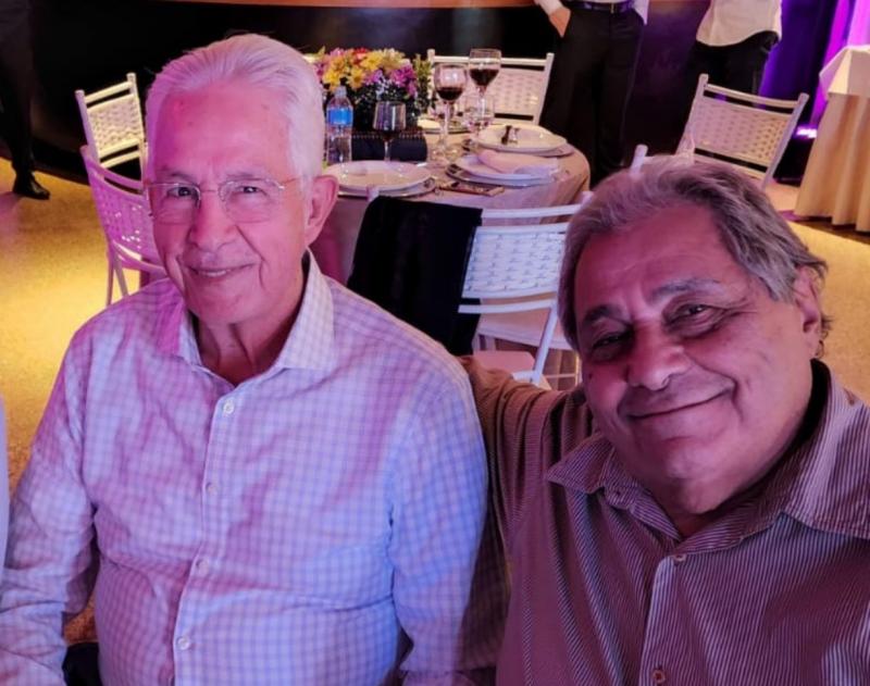 Carlos Prado (esq.) com o amigo prudentino Celso Esper, com quem percorria as regiões de Tupã, Marília e Bastos, na década de 70, alugando e vendendo equipamentos agrícolas