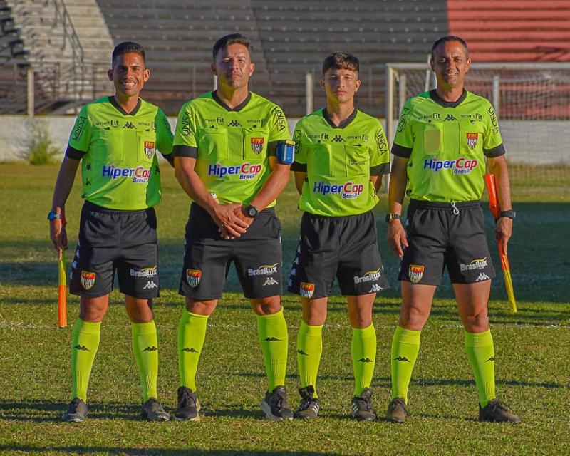 Quarteto de arbitragem - no centro, Clayton e Felipe