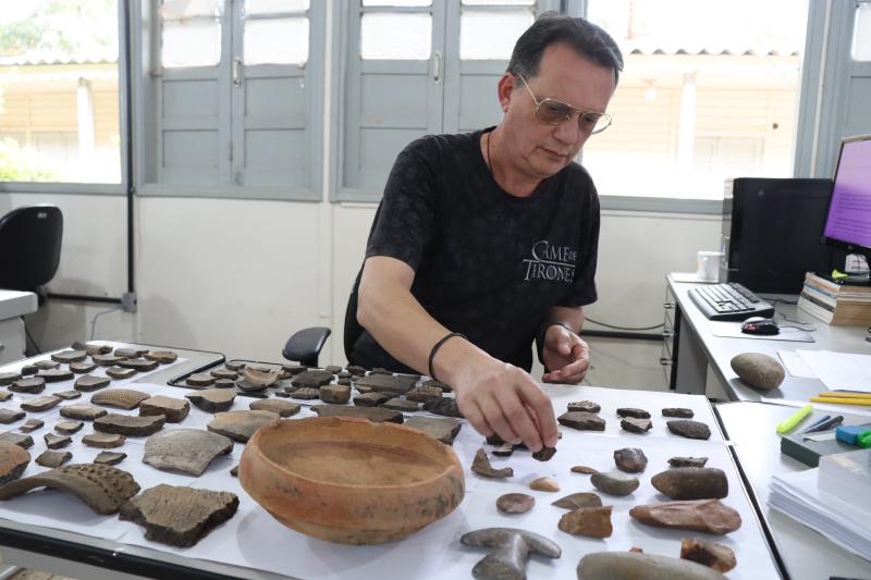 Jean Ítalo: “Trabalho de evidenciação dos vestígios arqueológicos pode levar dias, é uma atividade minuciosa e detalhista”