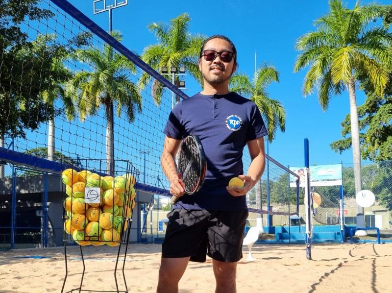 Gustavo já acumula seis anos de experiência como professor de tênis