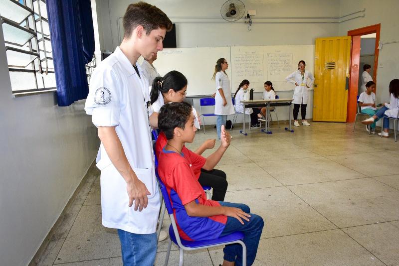 Testes de acuidade visual são realizados em escolas públicas