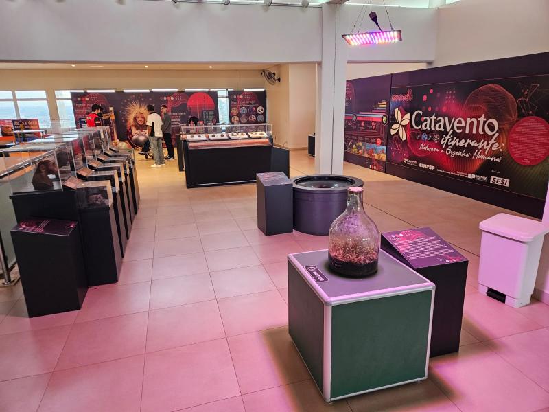 Exposição leva os visitantes a uma jornada pela história do universo, desde a formação da Terra até as inovações tecnológicas da humanidade