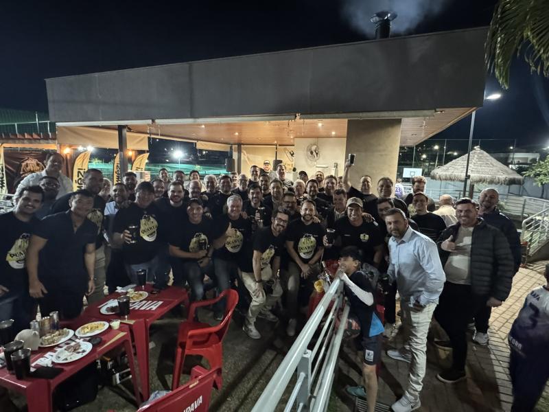 Grupo de amigos na confraternização de 10 anos da Quarta Gourmet