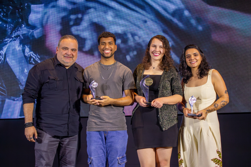 Equipe G+ recebendo a premiação, no FestDigital