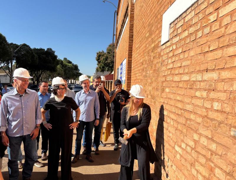 Secretária de Cultura do Estado, Marília Marton, dando a “marretada” inicial das obras