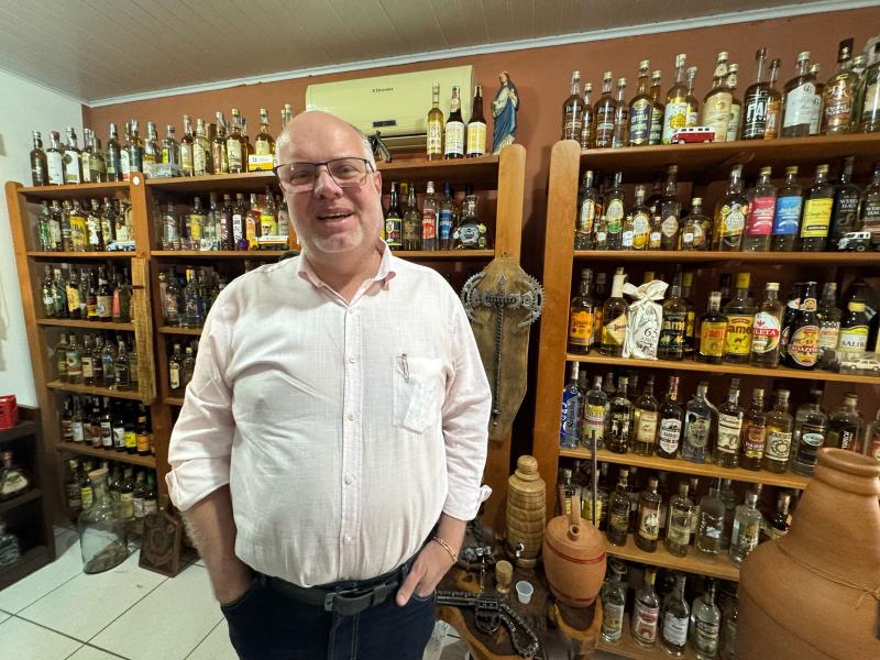 Leonardo Sanches no Museu da Cachaça, dentro do restaurante Pão com Linguiça, em Martinópolis