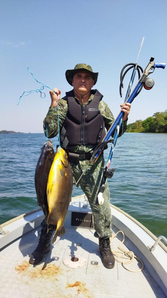 Pescado, arpões, snorkels, máscaras de mergulho, barco e motor foram apreendidos