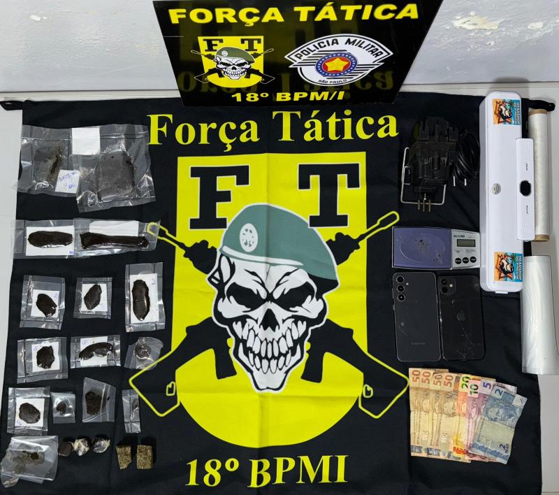 Homens foram flagrados Dry e maconha, R$ 237 e materiais para embalagem das substâncias