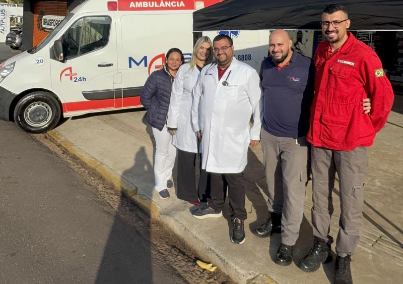 Guto Sanches e equipe médica que trabalhou na corrida Dida Ferramentas, ao lado da ambulância UTI da Mais Remoções e Eventos