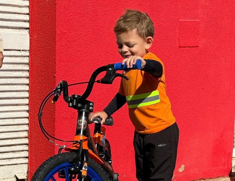 Anthony recebeu visita do presidente da Prudenco e ganhou bicicleta