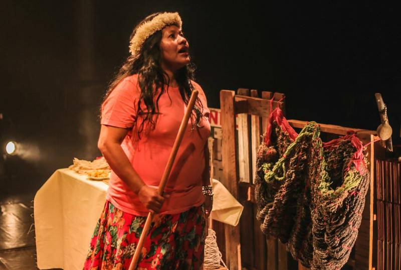 Espetáculo do grupo Orendive Teatro Intercultural, de Dourados (MS), transita entre teatro e performance