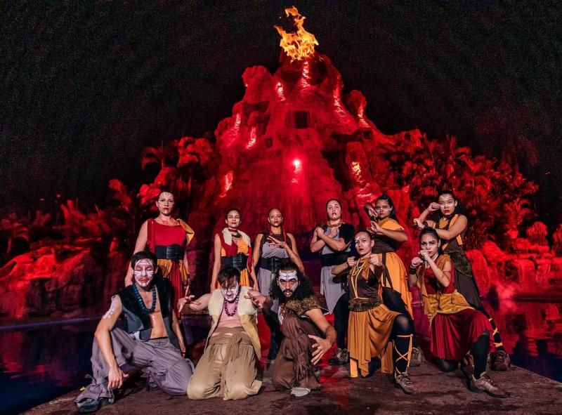 Vulcão Terra Parque à noite com apresentação ao vivo
