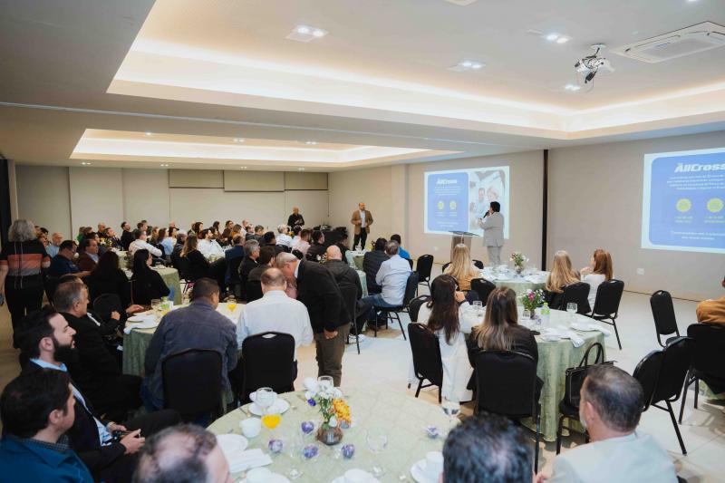 Auditório do Aruá Hotel, lotado de convidados, na apresentação do plano de saúde Select