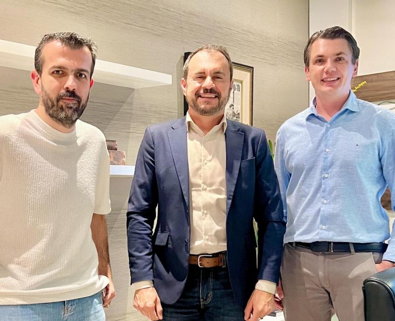 Lucas Krasucki e Gabriel Zaupa com Leandro Teles, da construtora e incorporadora Investors Inc