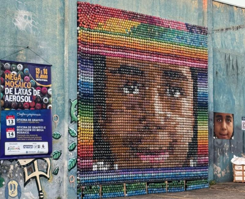 Mosaico tem 4 m de largura por 4 m de altura (16 m²) e está disponível para visitação no estacionamento da Artgesso Decor