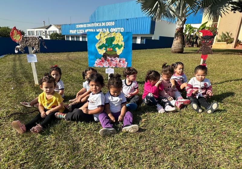 Trabalhos foram apresentados em uma exposição montada ontem, em frente à associação