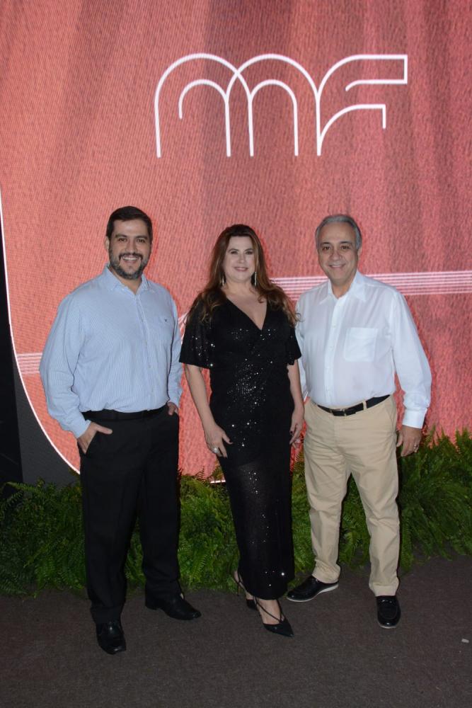 OS CORRETORES LUIS ALVAREZ, ADRIANA QUIZINI E O DIRETOR DA BELMONT IMÓVEIS, RINALDO ALMIR, NO LANÇAMENTO DO AURA – POWERED BY PORSCHE CONSULTING, DA MF BY MAMPEI FUNADA.