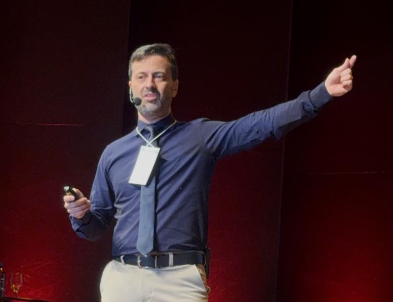 Dr. Felipe de Paula, em palestra no TEDxUnoeste